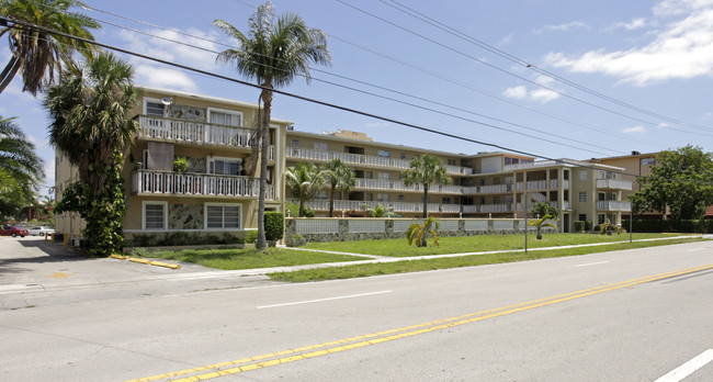 375 S Royal Poinciana Blvd in Miami Springs, FL - Building Photo - Building Photo