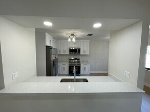 5010 Pennsbury Dr in Tampa, FL - Building Photo - Building Photo