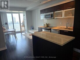 386 Yonge St in Toronto, ON - Building Photo