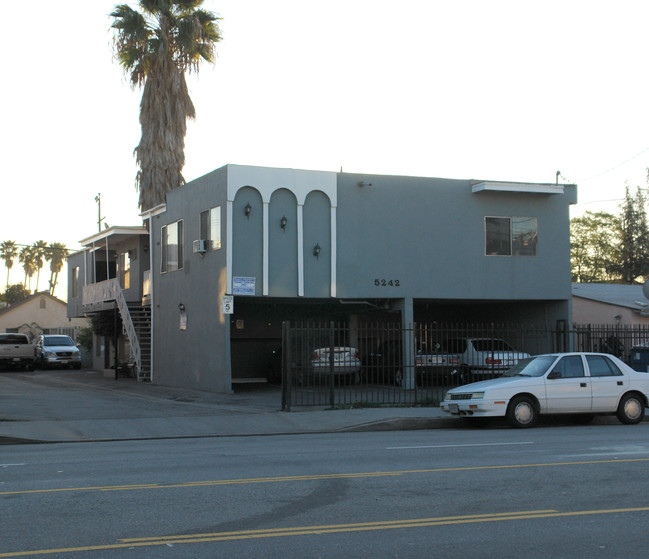 5242 Cahuenga Blvd in North Hollywood, CA - Foto de edificio - Building Photo