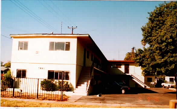 7833 Towne Ave in Los Angeles, CA - Foto de edificio - Building Photo