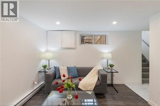 7 Purdy Crescent in Hamilton, ON - Building Photo - Building Photo