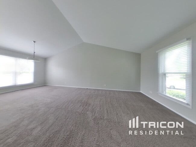 125 Chatham Ln in Roselle, IL - Building Photo - Building Photo
