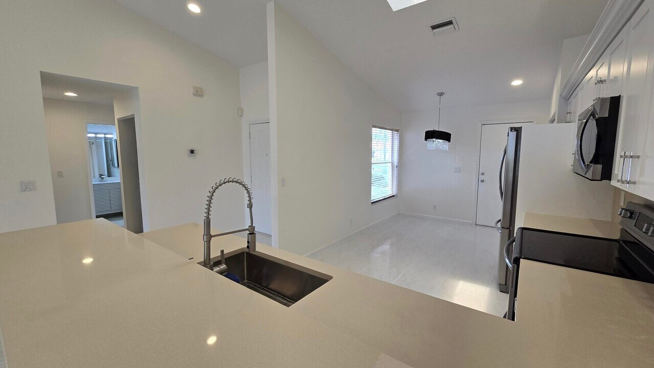 5622 Royal Lake Cir in Boynton Beach, FL - Building Photo