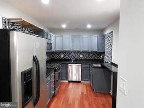 924 S Robinson St in Baltimore, MD - Building Photo - Building Photo