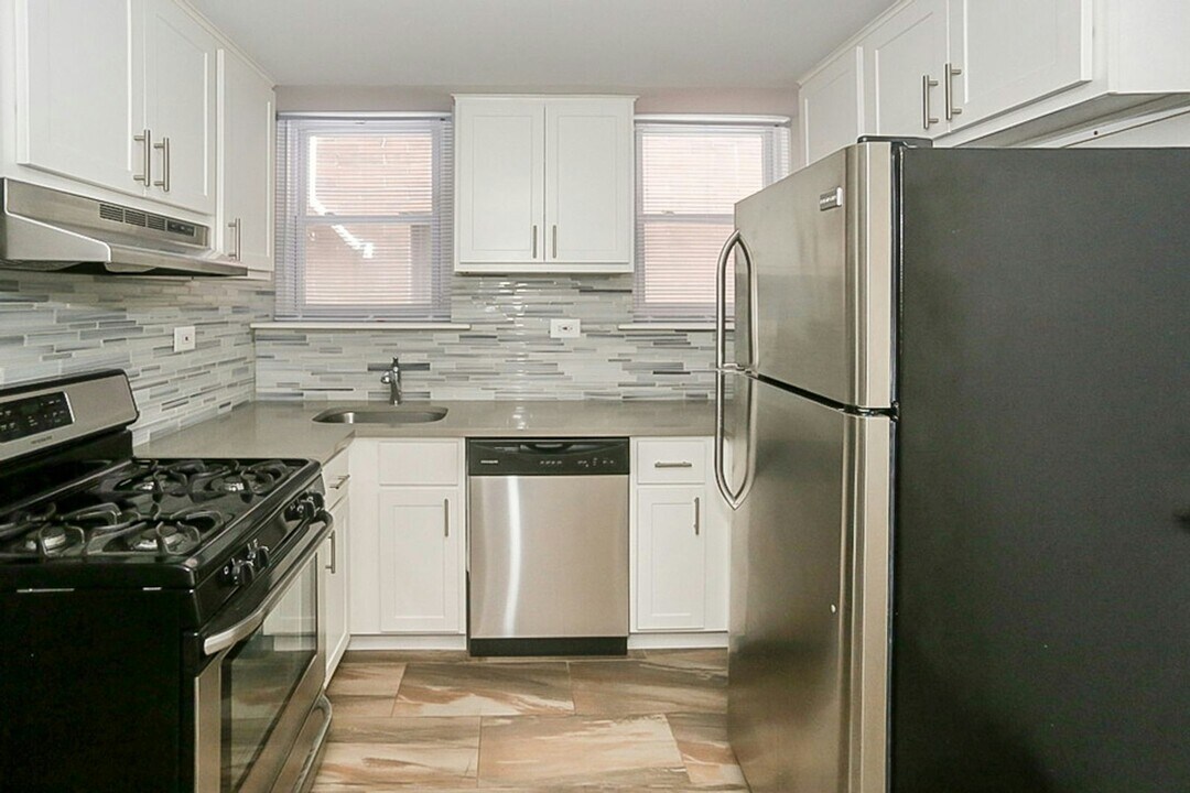 2326 N Southport Ave in Chicago, IL - Building Photo