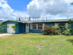 5715 Nutmeg Ave in Sarasota, FL - Building Photo - Building Photo
