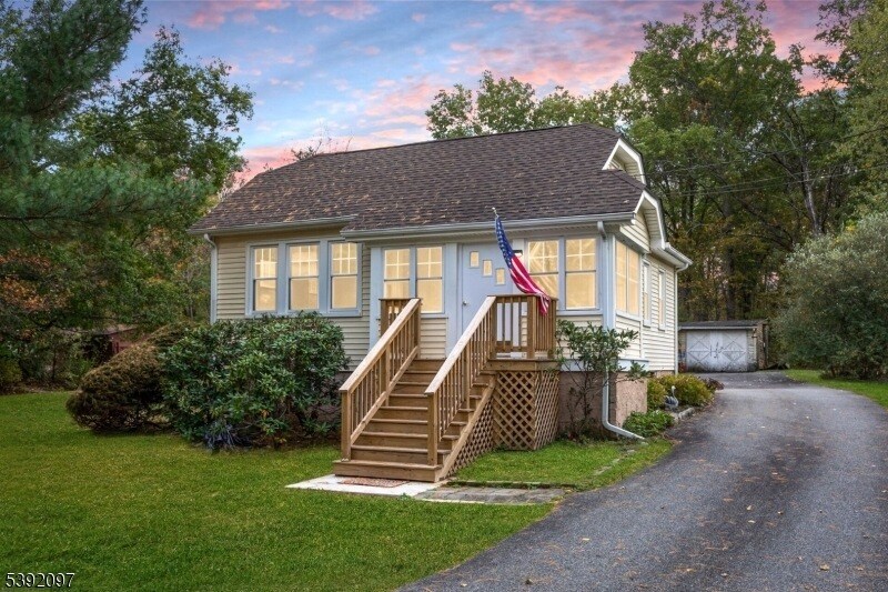 20 Riverside Ave in Warren, NJ - Building Photo
