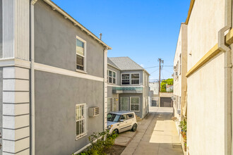 329 N Gardner St in Los Angeles, CA - Foto de edificio - Building Photo