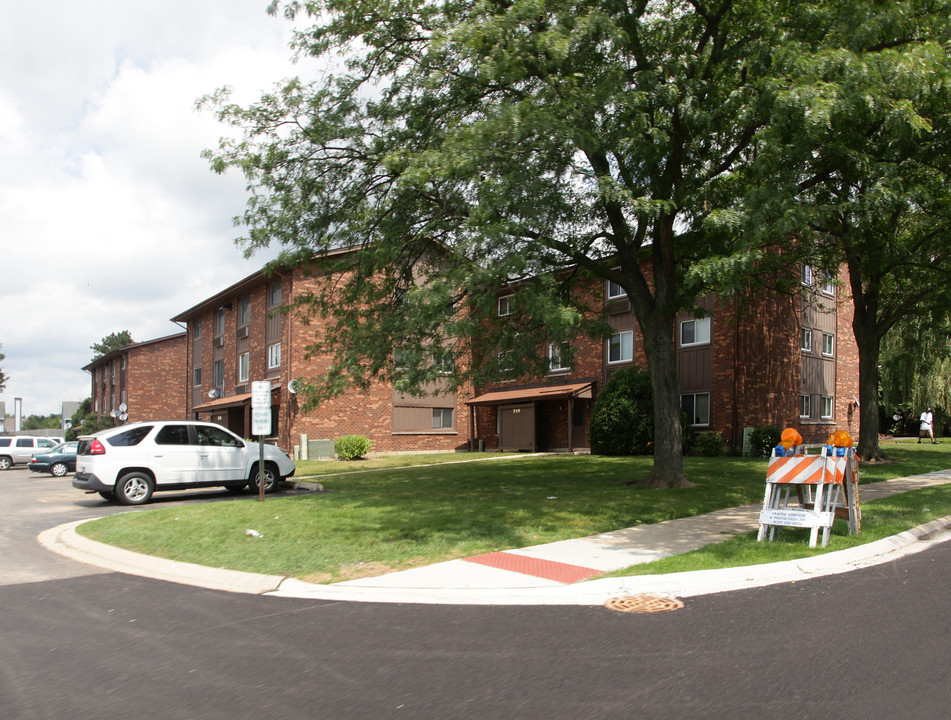 Country Ridge Apartments in Warrenville, IL - Building Photo