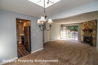 9907 NE 124th St in Kirkland, WA - Building Photo - Building Photo