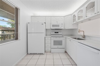 8770 Royal Palm Blvd in Coral Springs, FL - Foto de edificio - Building Photo