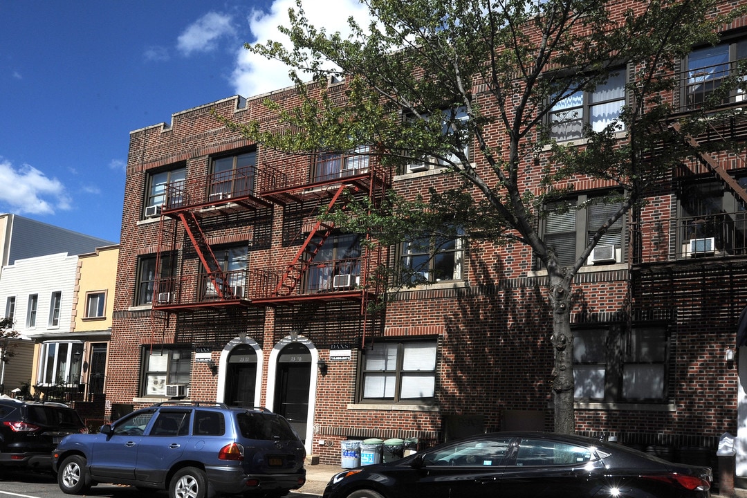 23-20 36th St in Long Island City, NY - Building Photo