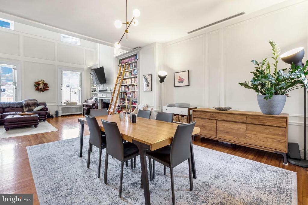 323 S 17th St in Philadelphia, PA - Building Photo