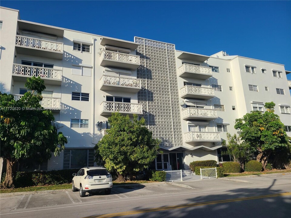 9700 E Bay Harbor Dr in Bay Harbor Islands, FL - Building Photo