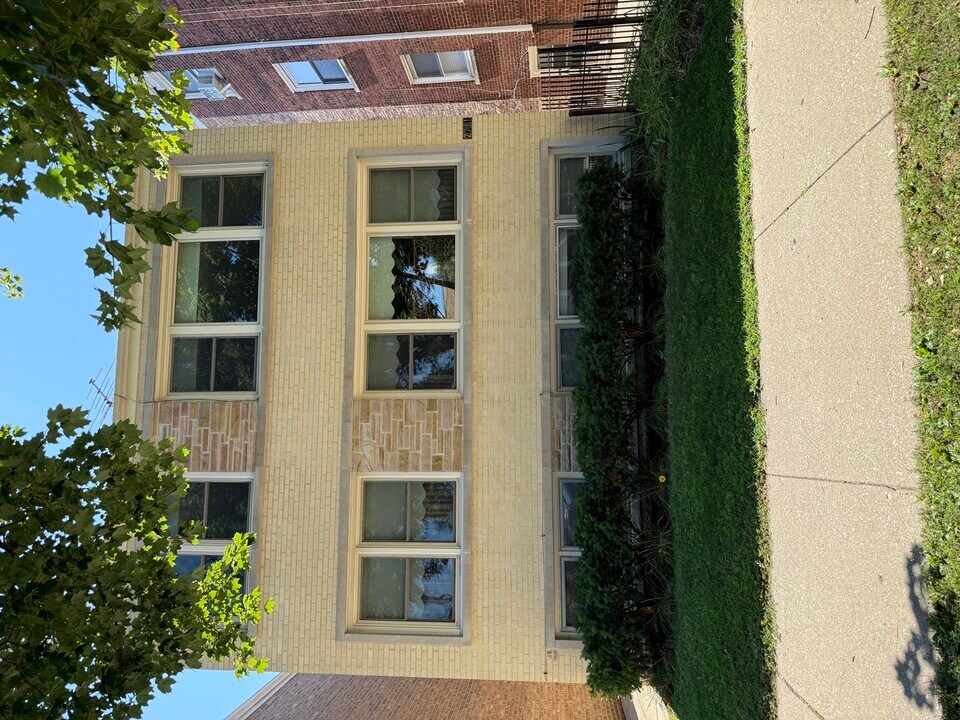 2711 W Berwyn Ave in Chicago, IL - Building Photo