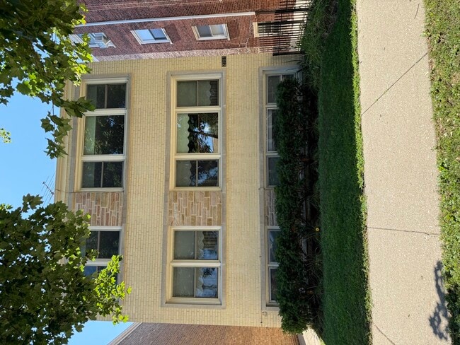 property at 2711 W Berwyn Ave