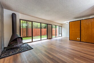 317 Monterey Rd in South Pasadena, CA - Foto de edificio - Building Photo