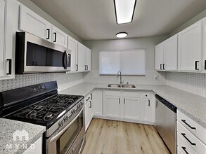 4336 N Fox Point Dr in Las Vegas, NV - Building Photo - Building Photo