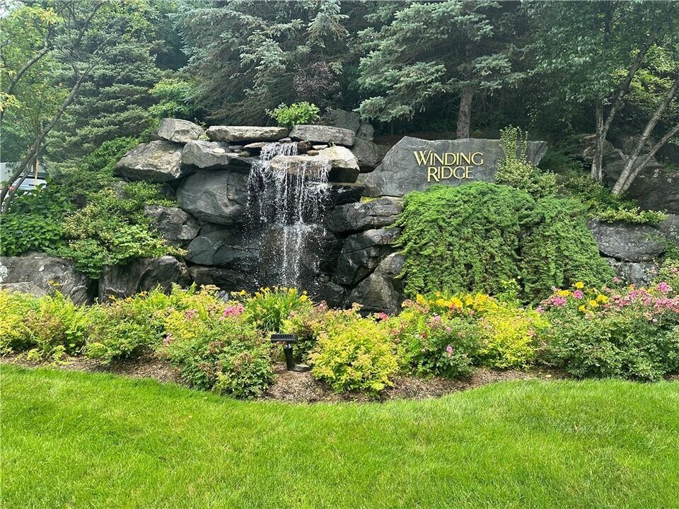 140 Winding Ridge Rd in White Plains, NY - Building Photo