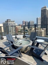 2551 N Clark St, Unit 402 in Chicago, IL - Building Photo - Building Photo
