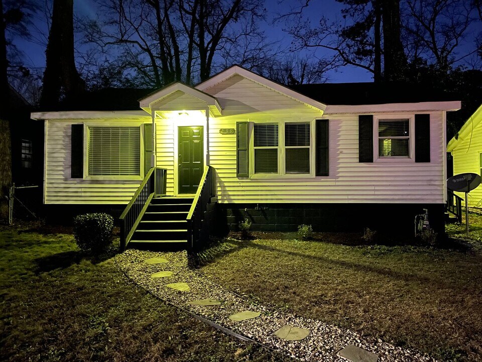 239 Moreland Way in Hapeville, GA - Building Photo