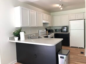 6114 Stonepath Cir, Unit Basement Room 2 in Centreville, VA - Building Photo - Building Photo