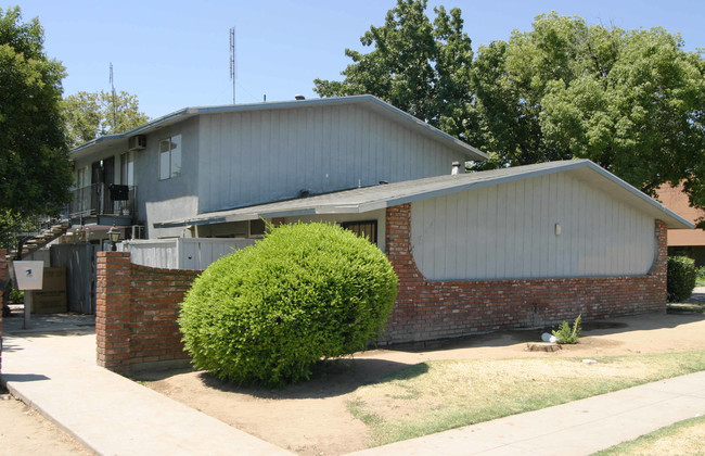 Twin Pines East in Fresno, CA - Building Photo - Building Photo