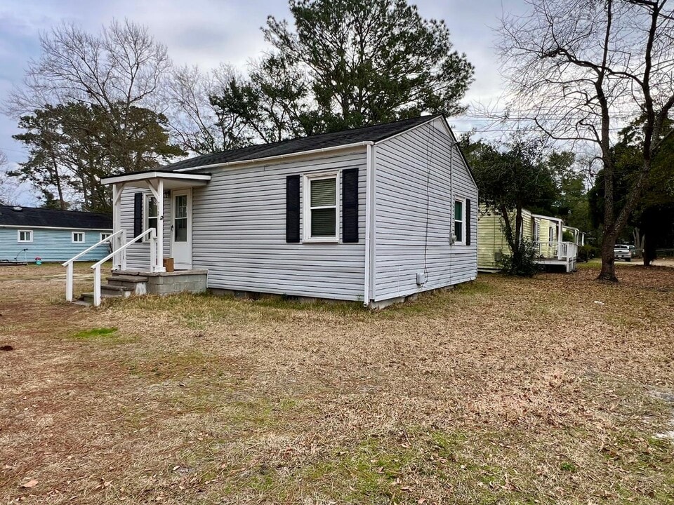 1211 Dickson Ave in Hanahan, SC - Building Photo