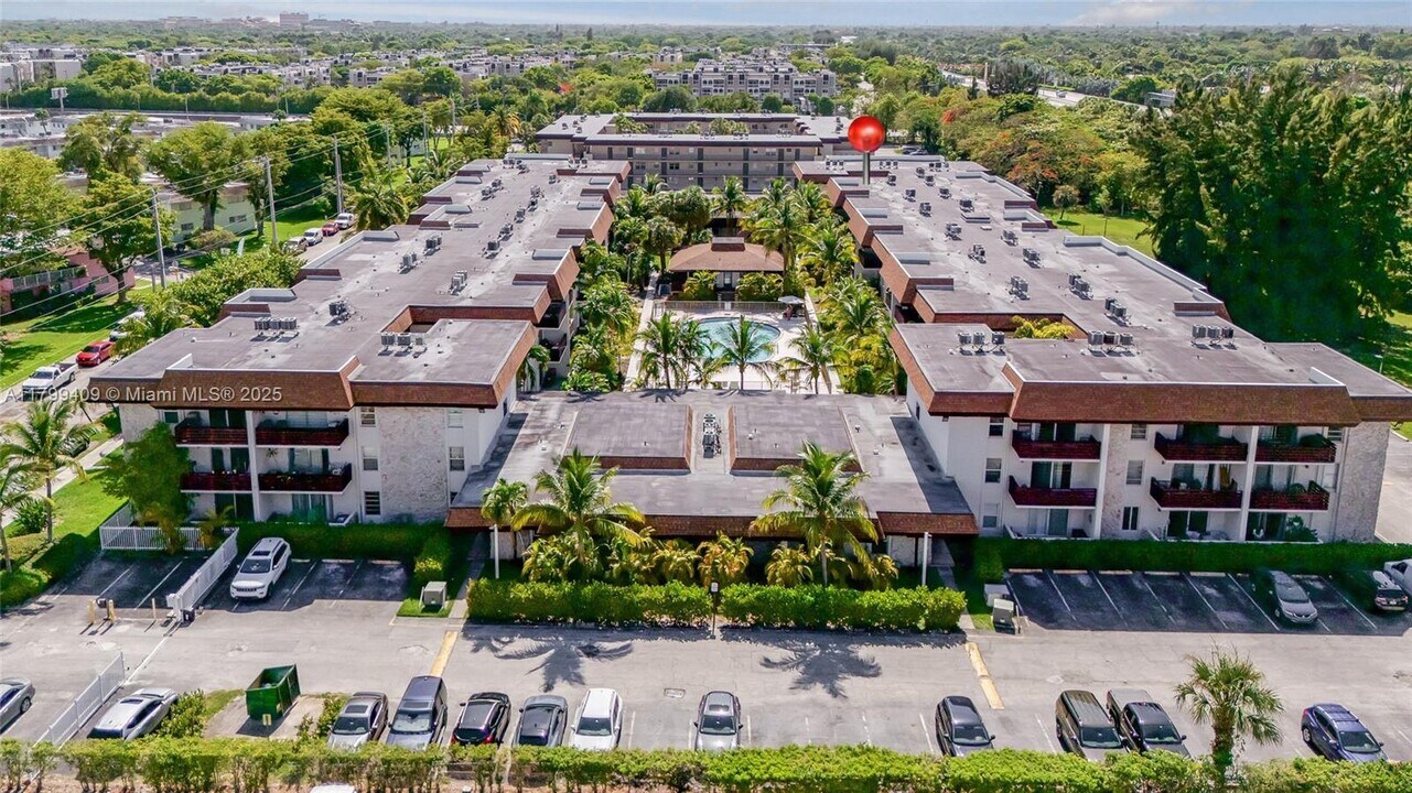 7487 SW 82nd St in Miami, FL - Building Photo