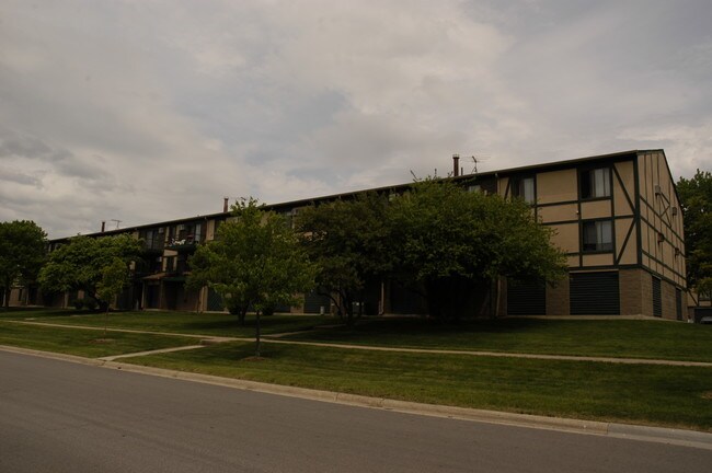 1669 Coach Dr in Naperville, IL - Foto de edificio - Building Photo