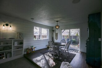 1555 SW Gilson Ct in McMinnville, OR - Foto de edificio - Building Photo