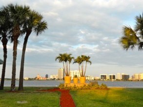 752 Executive Center Dr-Unit -APT 112 in West Palm Beach, FL - Building Photo - Building Photo