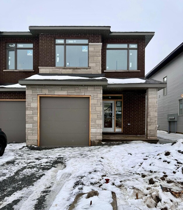 175 Bliss Cres in Kanata, ON - Building Photo