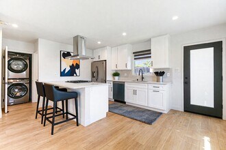 10418 Regent St in Los Angeles, CA - Foto de edificio - Building Photo