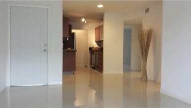 8789 NW 39th St in Sunrise, FL - Building Photo - Building Photo