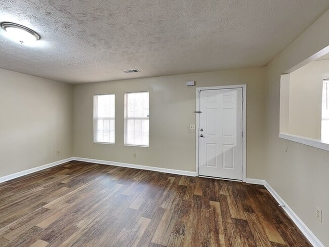 6160 Forrest Ave in Union City, GA - Foto de edificio - Building Photo