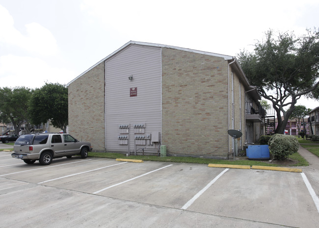 The Life at Forest View in Clute, TX - Building Photo - Building Photo