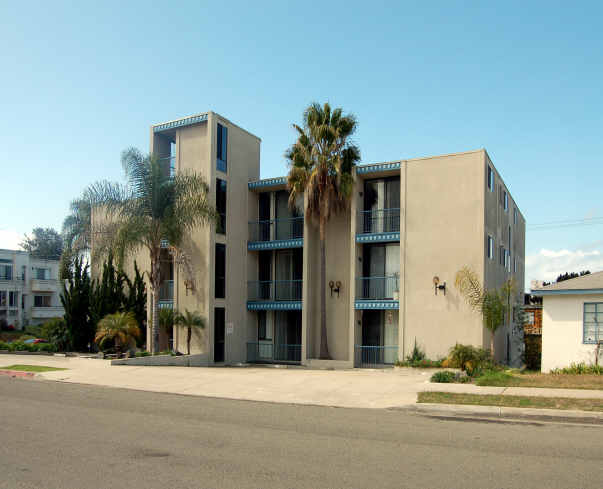 Crown Tower Apartments in San Diego, CA - Building Photo