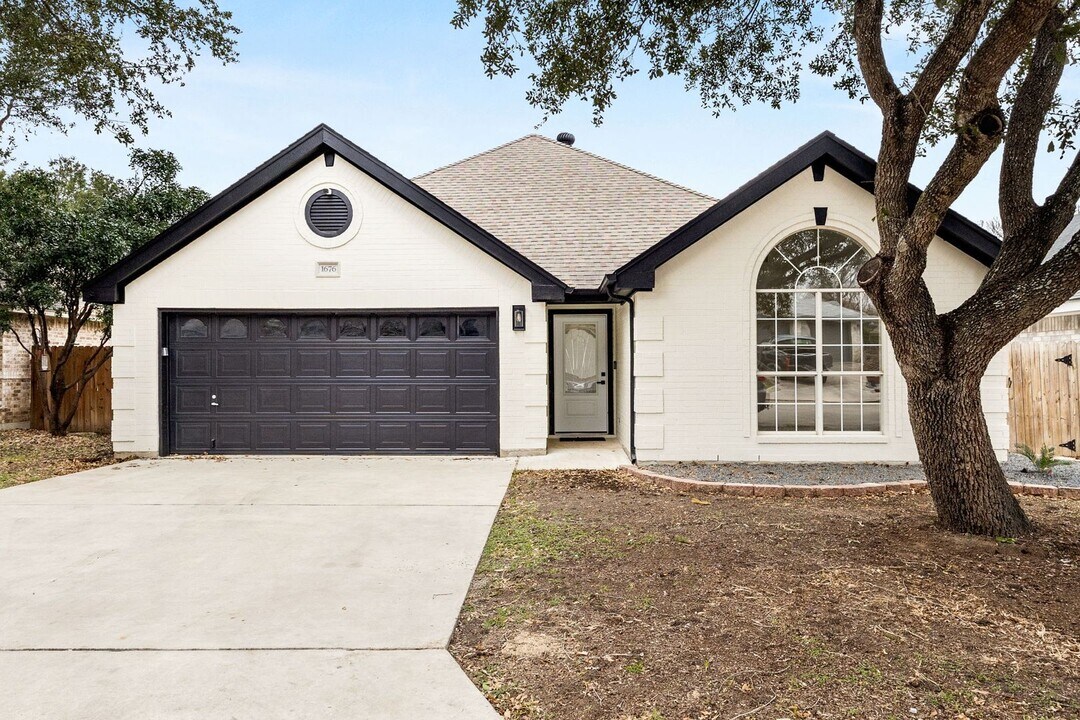 1676 Kimberly Dawn Dr in New Braunfels, TX - Building Photo
