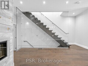 520 McRoberts Ave in Toronto, ON - Building Photo - Building Photo