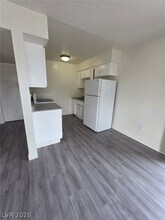 1121 E Desert Inn Rd in Las Vegas, NV - Building Photo - Building Photo