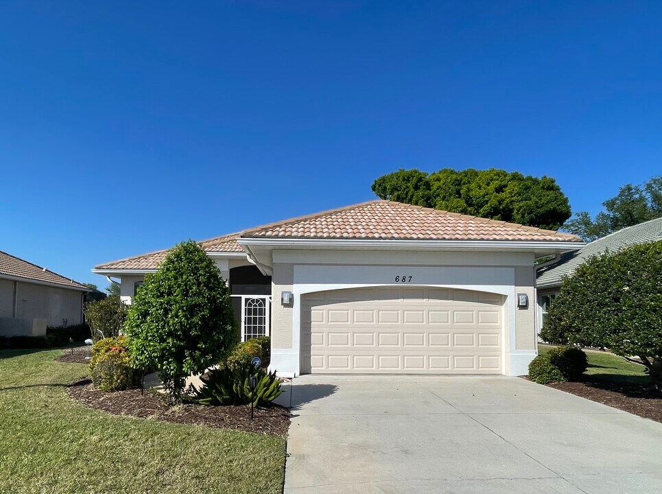 687 Lakescene Dr in Venice, FL - Building Photo