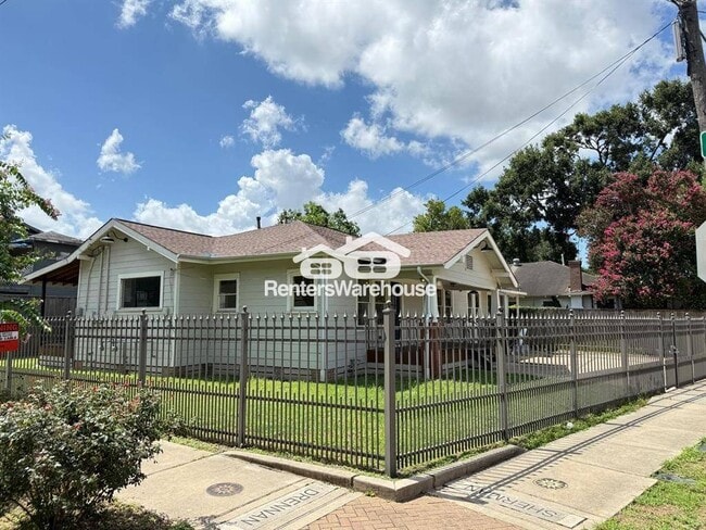 201 Drennan St in Houston, TX - Building Photo - Building Photo