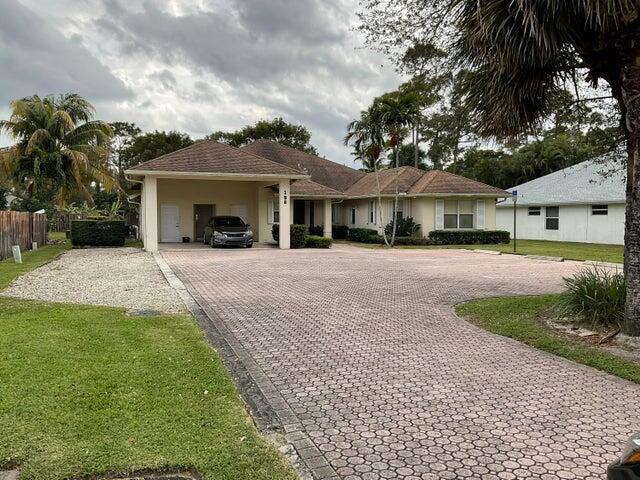 198 Sparrow Dr in Royal Palm Beach, FL - Building Photo