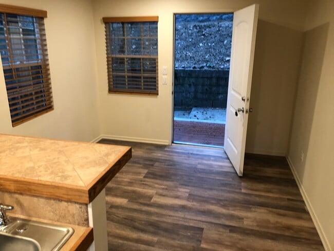 23942 Scenic Dr in Crestline, CA - Building Photo - Building Photo