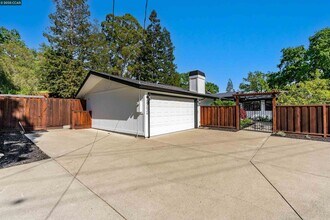 2424 San Miguel Dr in Walnut Creek, CA - Building Photo - Building Photo