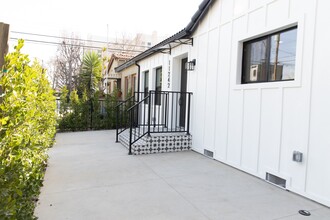 11240 Peach Grove St in North Hollywood, CA - Building Photo - Building Photo