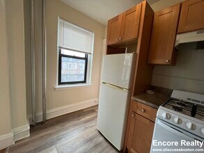 349 Pleasant St in Malden, MA - Foto de edificio - Building Photo