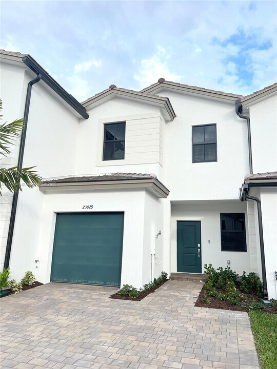 23029 SW 128th Pl in Miami, FL - Building Photo